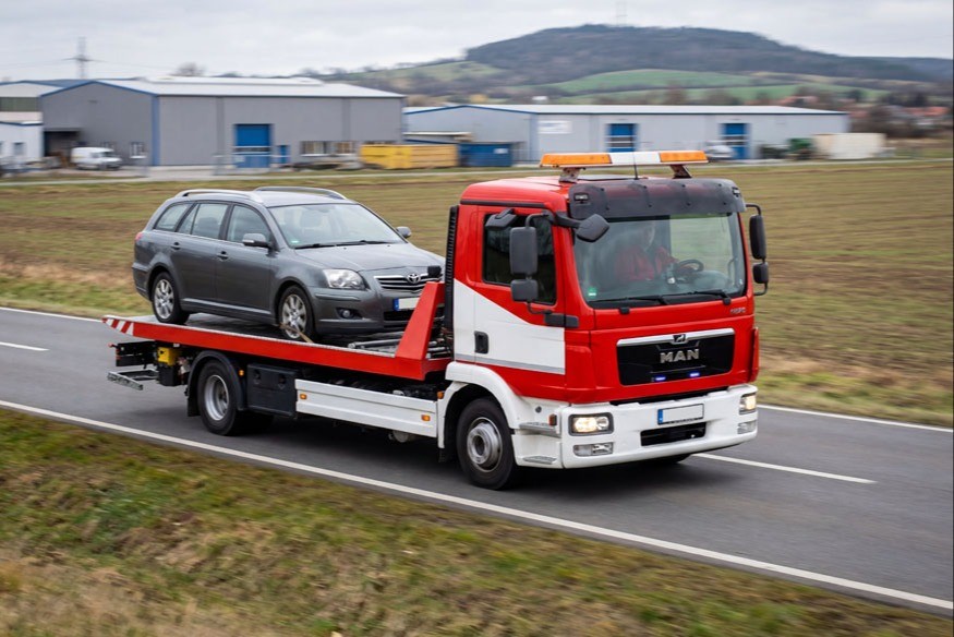 Auto rollte Böschung herab